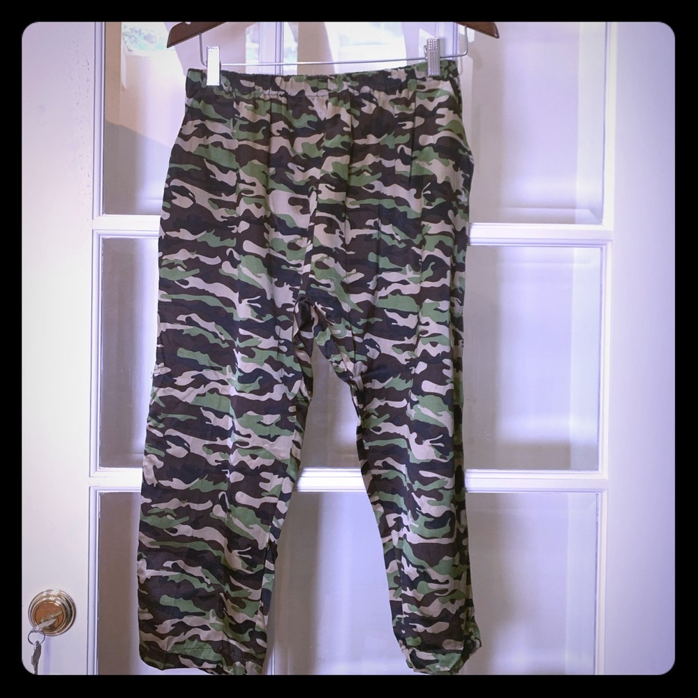 NWT Show Me Your Mumu Camo Cropped Pant